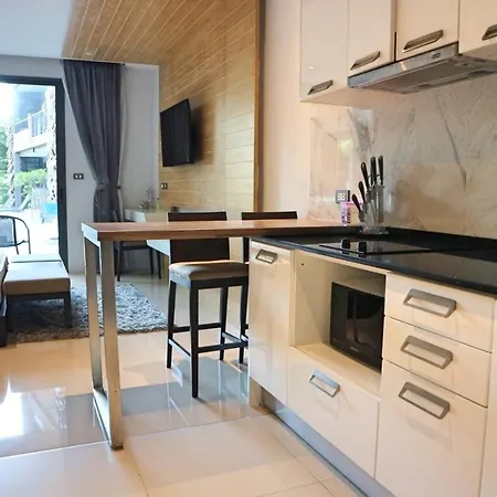 Pool Front Sexy Studio Fully Furnished Apartment